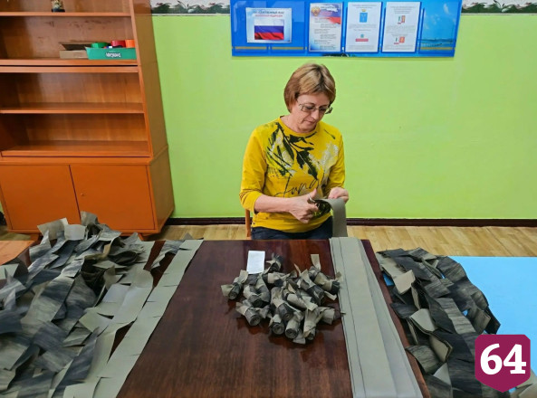 В саратовских селах плетут маскировочные сети для СВО