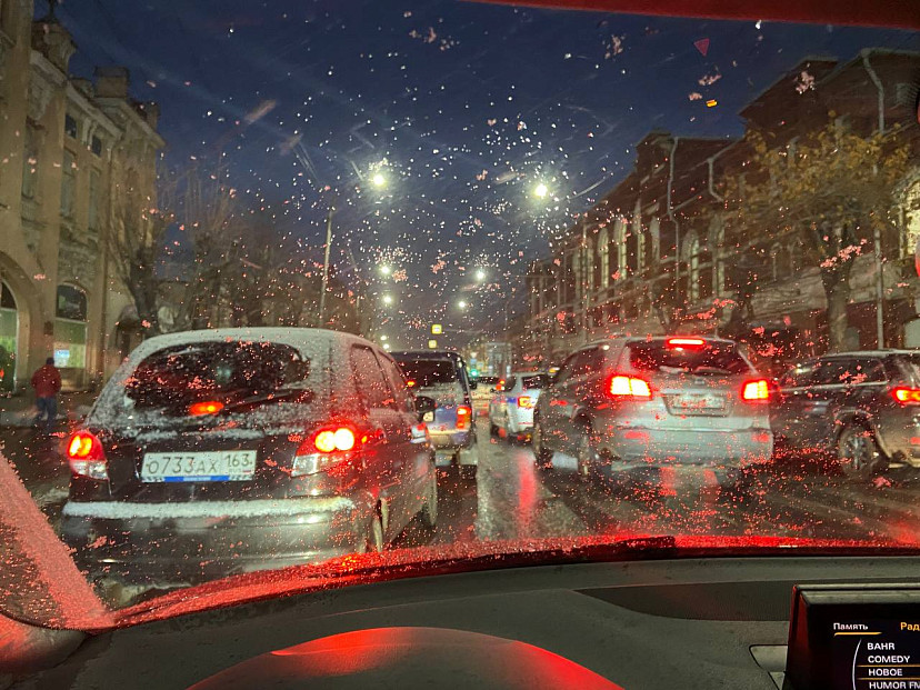 В Саратове с первым снегом возникли проблемы с движением