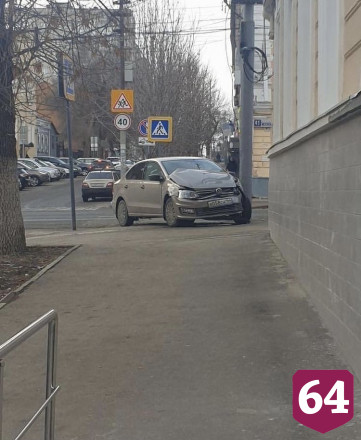 В Саратове иномарка протаранила троллейбус и вылетела на тротуар