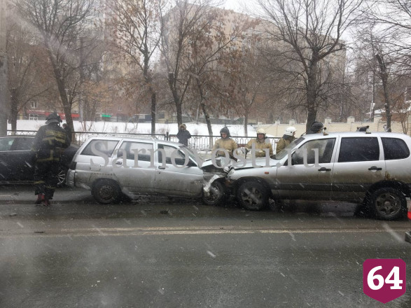 Пассажир «Нивы» разбил нос в массовом ДТП на проспекте 50 лет Октября