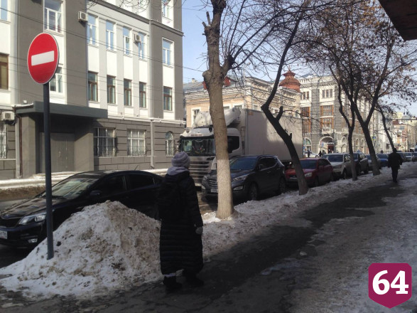 На улице в центре Саратова умер мужчина
