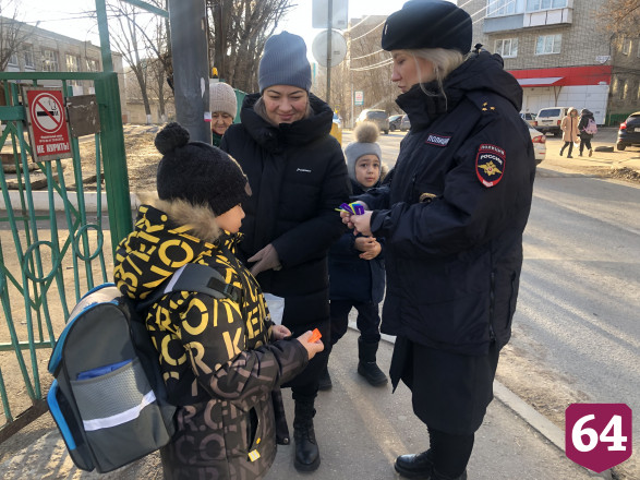 В Саратове сотрудники ГИБДД дарили детям световозвращатели