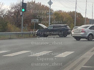 Кроссовер улетел в отбойник в ДТП на улице Усть-Курдюмской