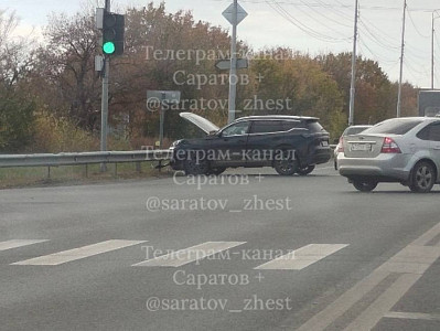 Кроссовер улетел в отбойник в ДТП на улице Усть-Курдюмской
