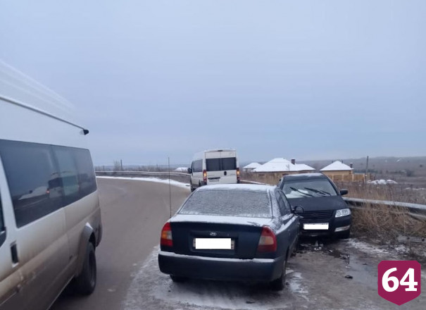 Водитель иномарки выехал на встречную полосу и устроил ДТП 