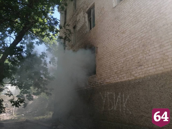 В Саратове из горящего дома эвакуировали пьяного юношу