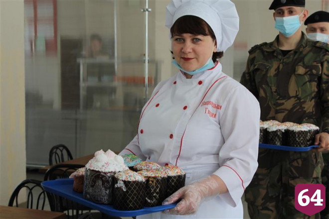 Повар Росгвардии испекла куличи детям из саратовского онкоцентра