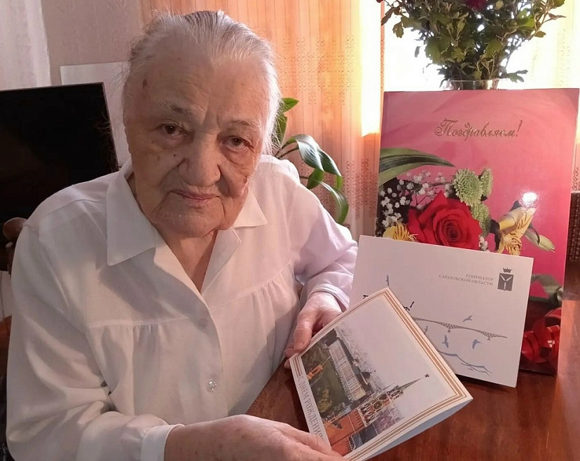 Труженица тыла из Саратова на 99-летие получила открытку из Кремля 