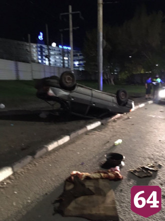 В Саратове пьяный водитель опрокинул автомобиль на крышу