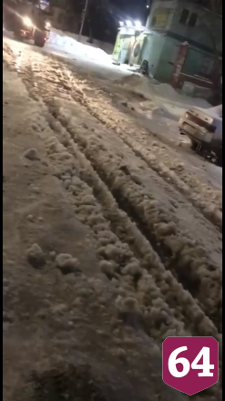В Саратове не чищенную от снега улицу заливает водой