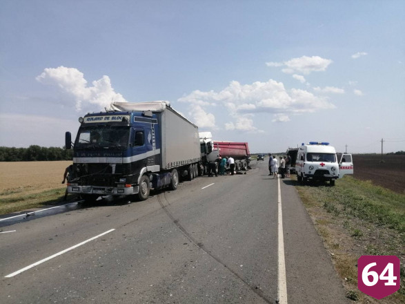 Водитель грузовика погиб в массовом ДТП под Саратовом