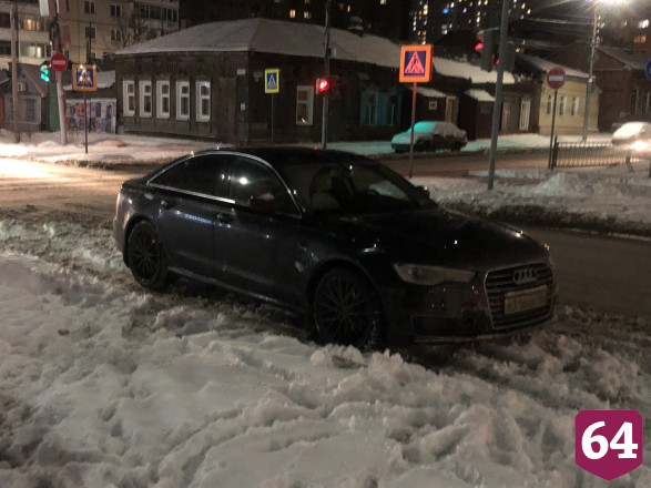 В Саратове автохамы блокировали дорогу пешеходам