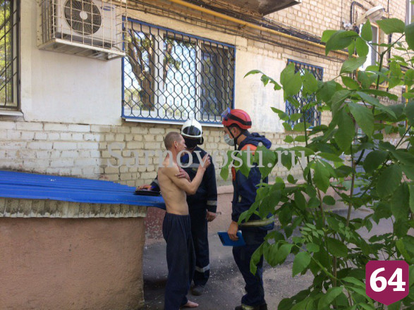 Пьяный житель Саратова на самоизоляции повис на карнизе 3-го этажа