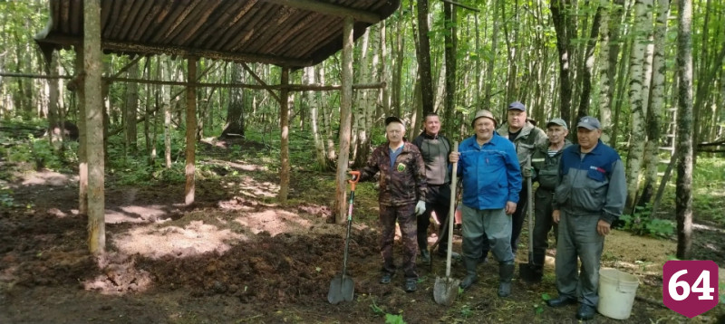 В саратовские охотхозяйства завозят летние деликатесы для зверей