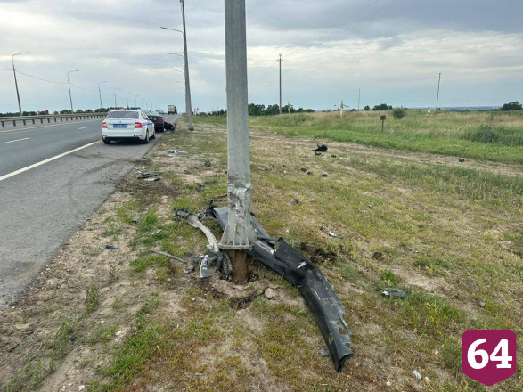 Два человека покалечились в ДТП со столбом в Саратове