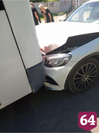 В Саратове автоледи на «Мерседесе» врезалась в маршрутку
