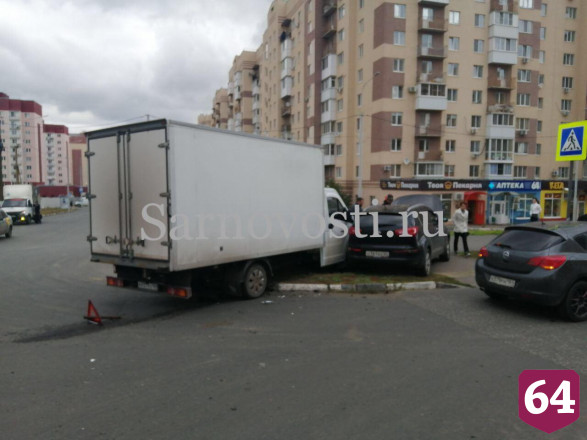 Грузовик протаранил иномарку автоледи в Солнечном-2