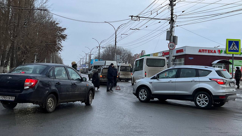 В Саратове водитель иномарки покалечил пешехода