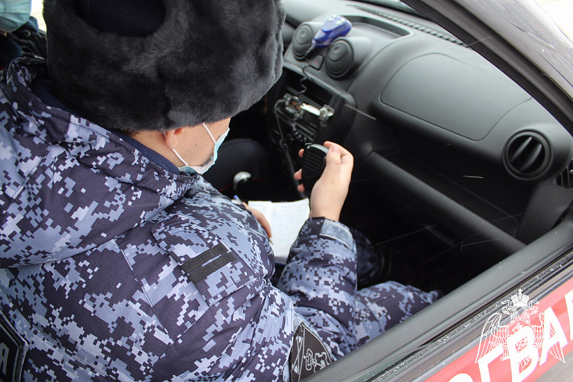 Саратовец на автомобиле украл крышку люка и попался