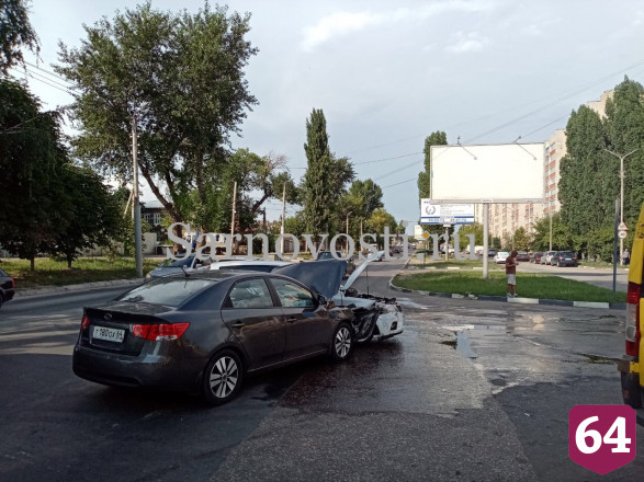 В столкновении иномарок в Саратове пострадали двое взрослых и ребенок