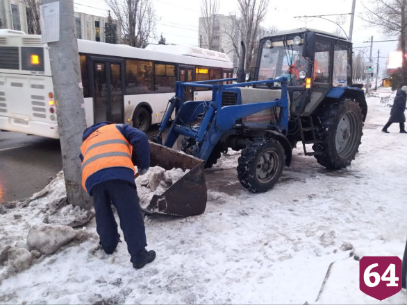 После критики губернатора в Саратове активизировали очистку улиц от снега
