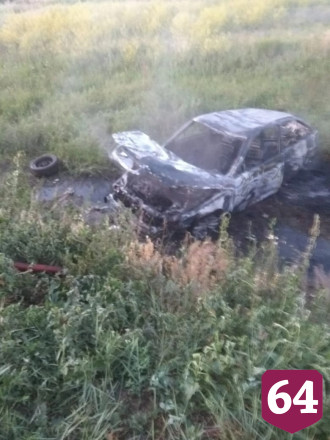 Легковушка перевернулась в поле под Саратовом и загорелась