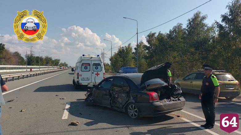 В Саратове водитель «Тойоты» врезался в отбойник и погиб