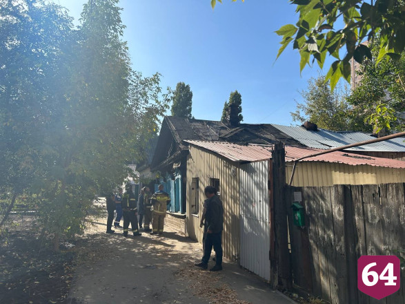 В Саратове у больницы полыхал частный дом 