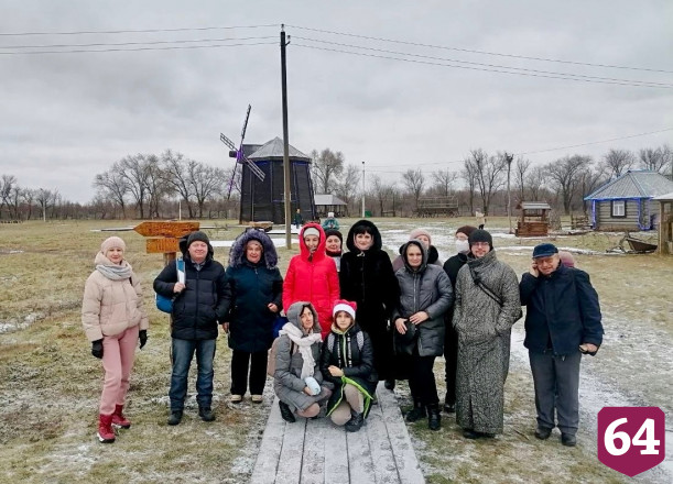 Туристов поили чаем у старинной ветряной мельницы под Саратовом