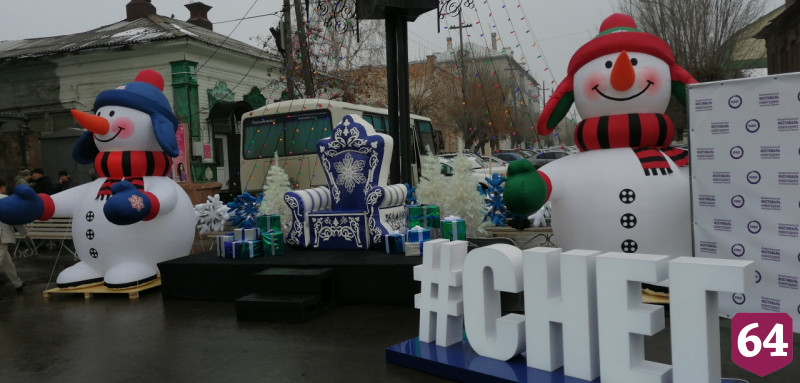 На открытии театрального фестиваля «Снег» гостей угощали мандаринами
