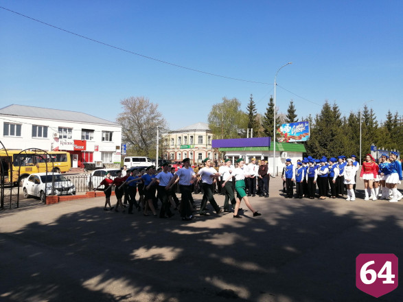 Юные саратовцы блеснули маршем под песню «День Победы»