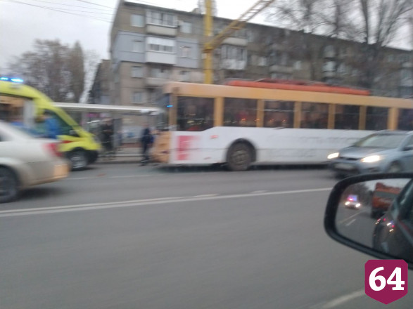 Ребенок и трое взрослых пострадали в ДТП с троллейбусом и маршруткой