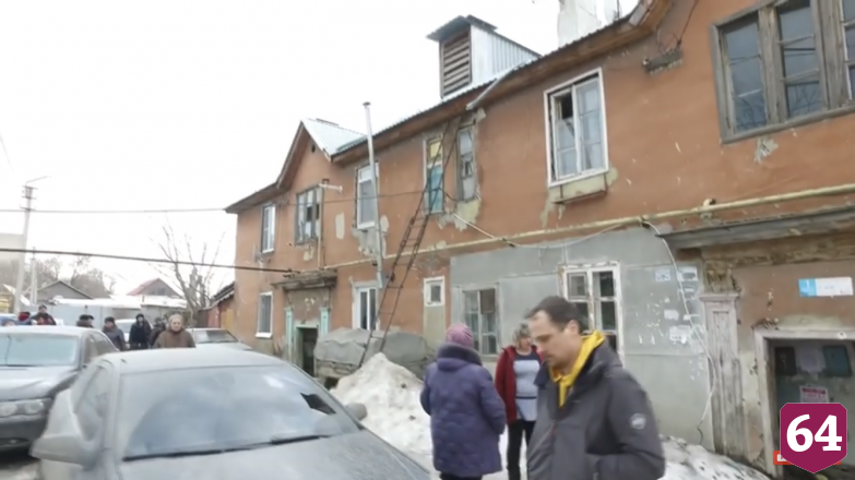 Жильцы разрушающегося дома в Елшанке боятся погибнуть под завалами