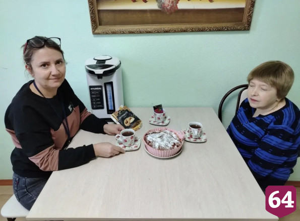 Саратовцев на мастер-классе научили готовить заливной пирог с ягодами