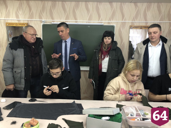 В лицее под Саратовом шьют одежду и подушки для бойцов СВО
