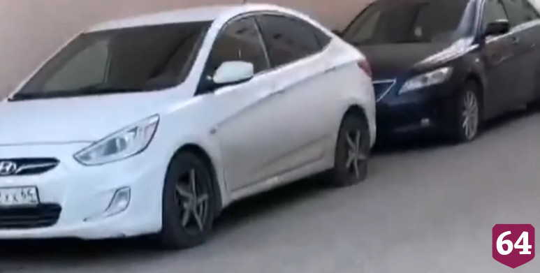 В Саратове вандалы забросали автомобили яйцами и порезали шины