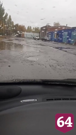 Автомобилист из Энгельса показал разбитую дорогу к стадиону и детсаду