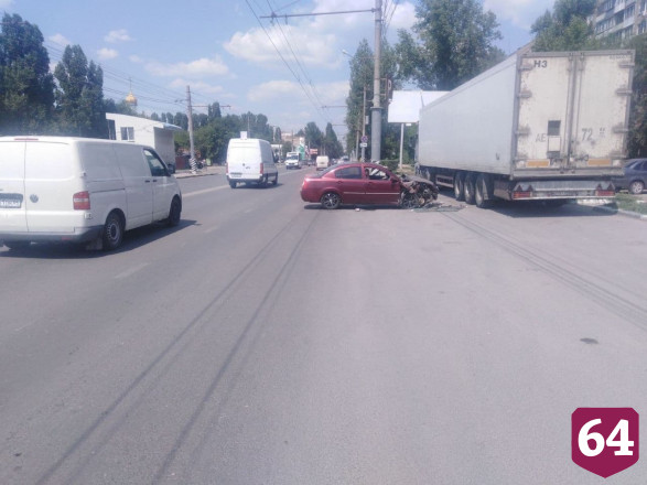 Женщина на иномарке с ребенком в салоне протаранила грузовик