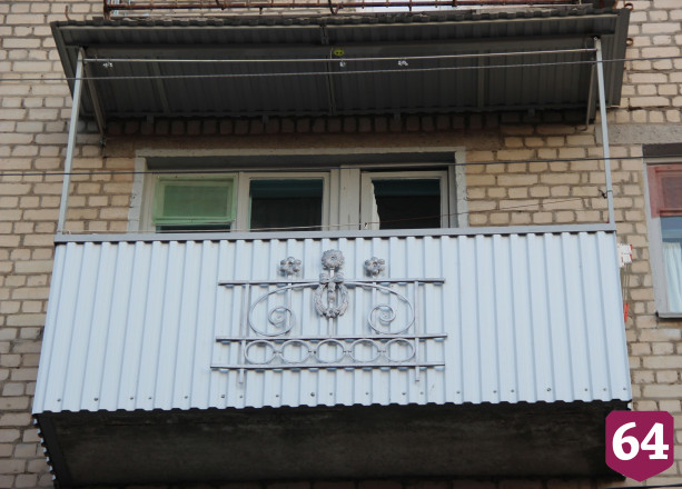 Саратовцы гадают о судьбе решетки на балконе в центре Саратова