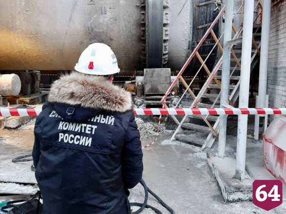 Трое рабочих покалечились внутри включенного агрегата