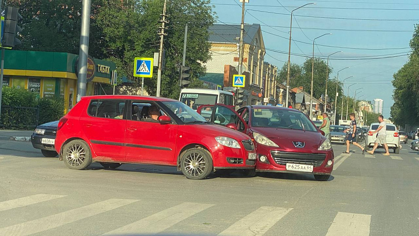 ДТП с красными иномарками в центре Саратова спровоцировало пробку