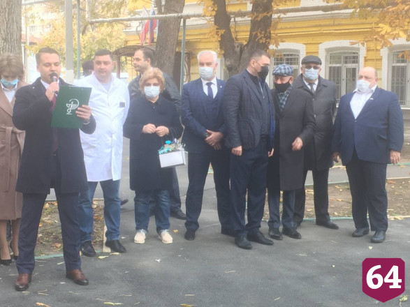 В Саратове открыли стелу медицинским работникам
