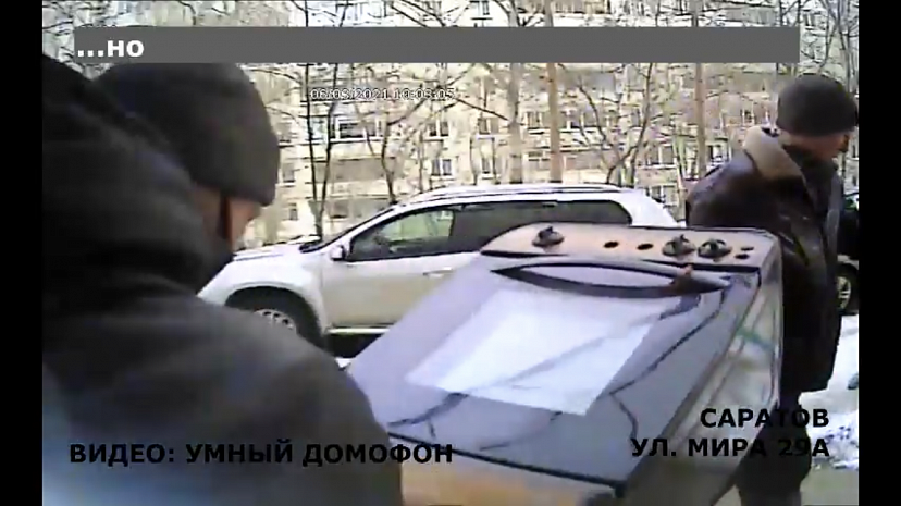 В Саратове похитители газовой плиты из подъезда попали на камеры