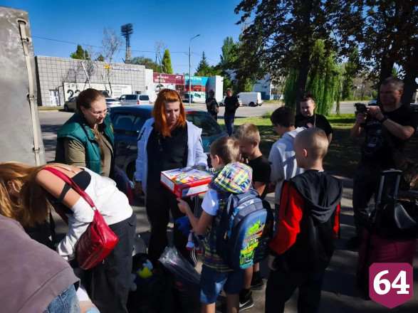 Школьники Луганска получили подарки из Саратовской области к 1 сентября 