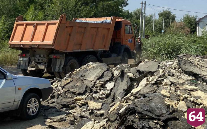 Въезд в саратовский поселок завалили строительным мусором 