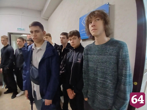 Саратовским школьникам показали клюшку Третьяка и сноп Ельцина