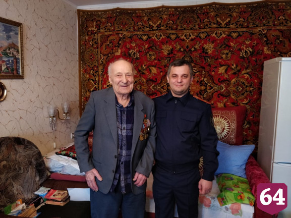 Саратовские следователи перед Новым годом навестили ветерана Анатолия Иночкина