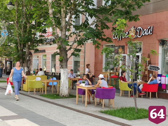 В Саратове кафе начали работать на улицах