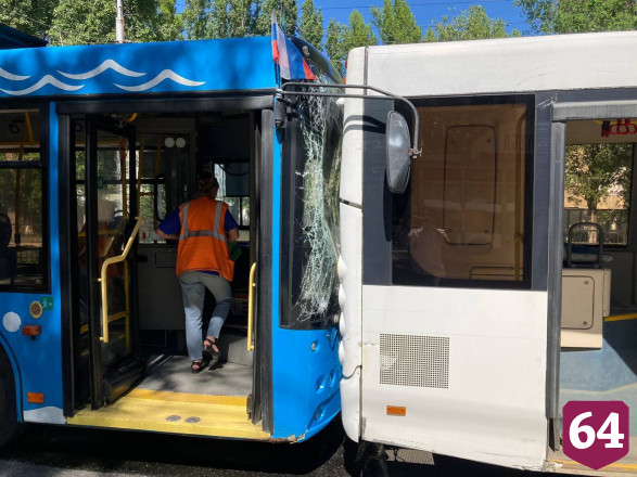 Два пассажира травмировались в ДТП с троллейбусом и автобусом