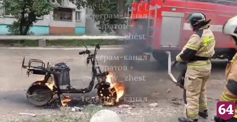 В Энгельсе у курьера на ходу загорелся электровелосипед